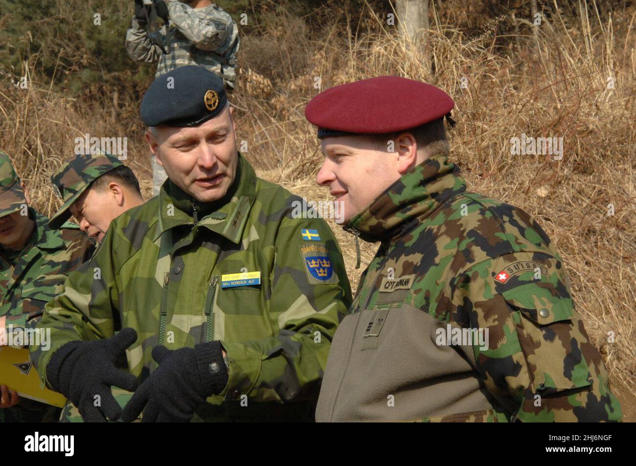 Die schwedische Luftwaffe Maj. Alf Norback (links) und der Schweizer Luftwaffe Capt. Frank Baumann, beide von der Aufsichtskommission der Neutralen Nationen, beobachten am 5. März 2008 eine gemeinsame Übung zur Unfallversicherung. Stockfoto