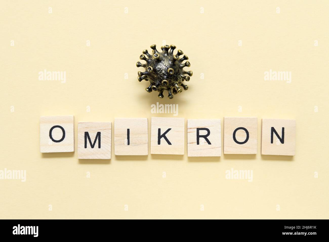 Coronavirus mit Schmierzug Omikron, Omikron-Variante Stockfoto