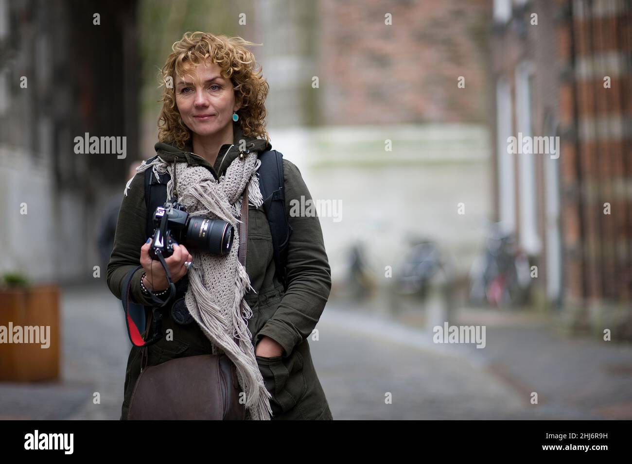 Utrecht, Niederlande. Weibliche, professionelle Straßenfotografinnen, die durch die Stadt Streifen, um neue Aufnahmen zu finden und über Stock-Fotografie-Agenten zu veröffentlichen. Stockfoto