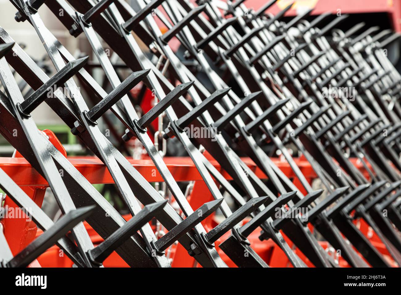 Agrartechnik. Nahaufnahme von Teilen der Maschinenmechanismen. Pflügemechanismus Stockfoto