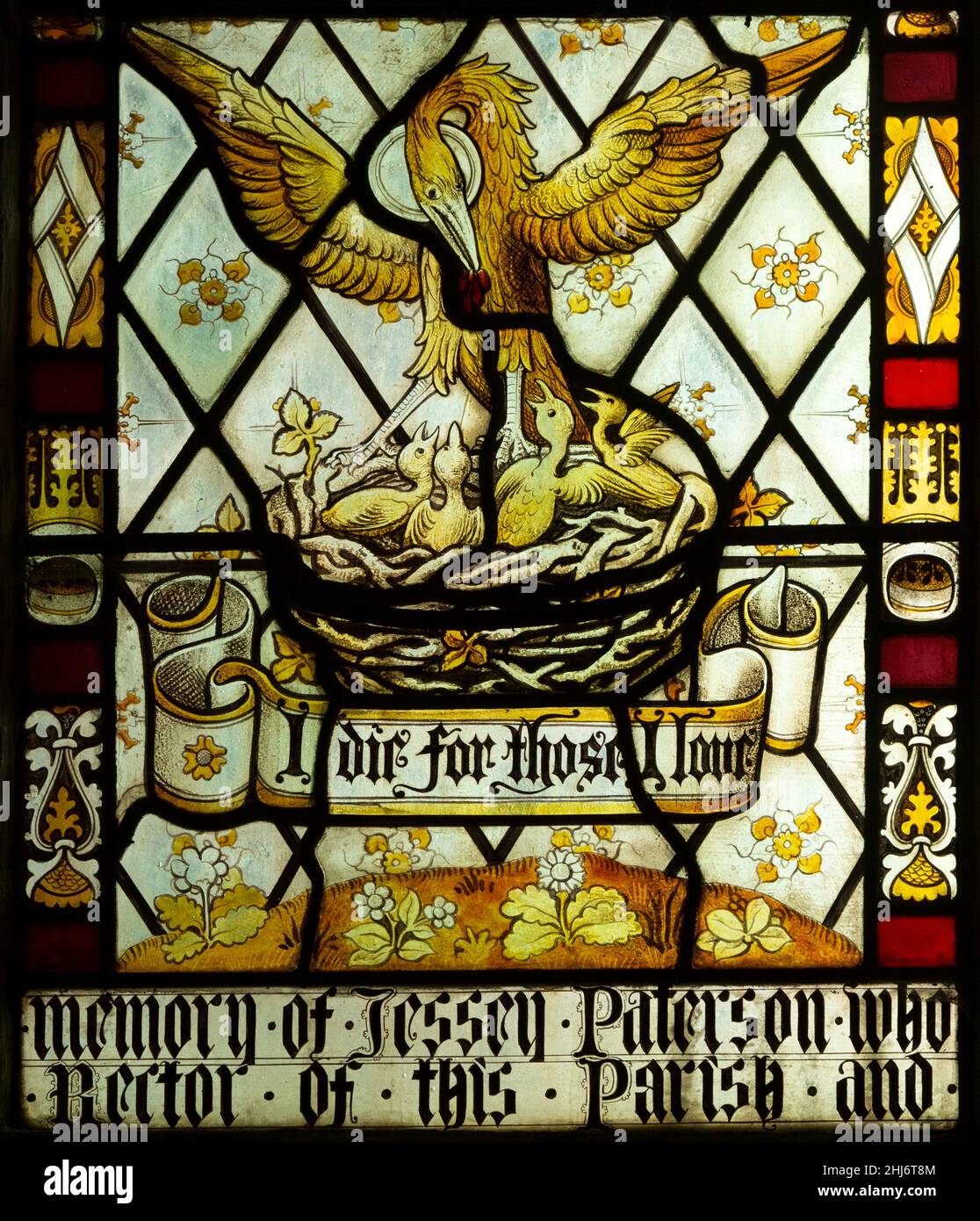 Buntglasfenster c 1879 Heaton, Butler & Bayne, Oakley Church, Suffolk, England - Pelikan füttert es jung Stockfoto
