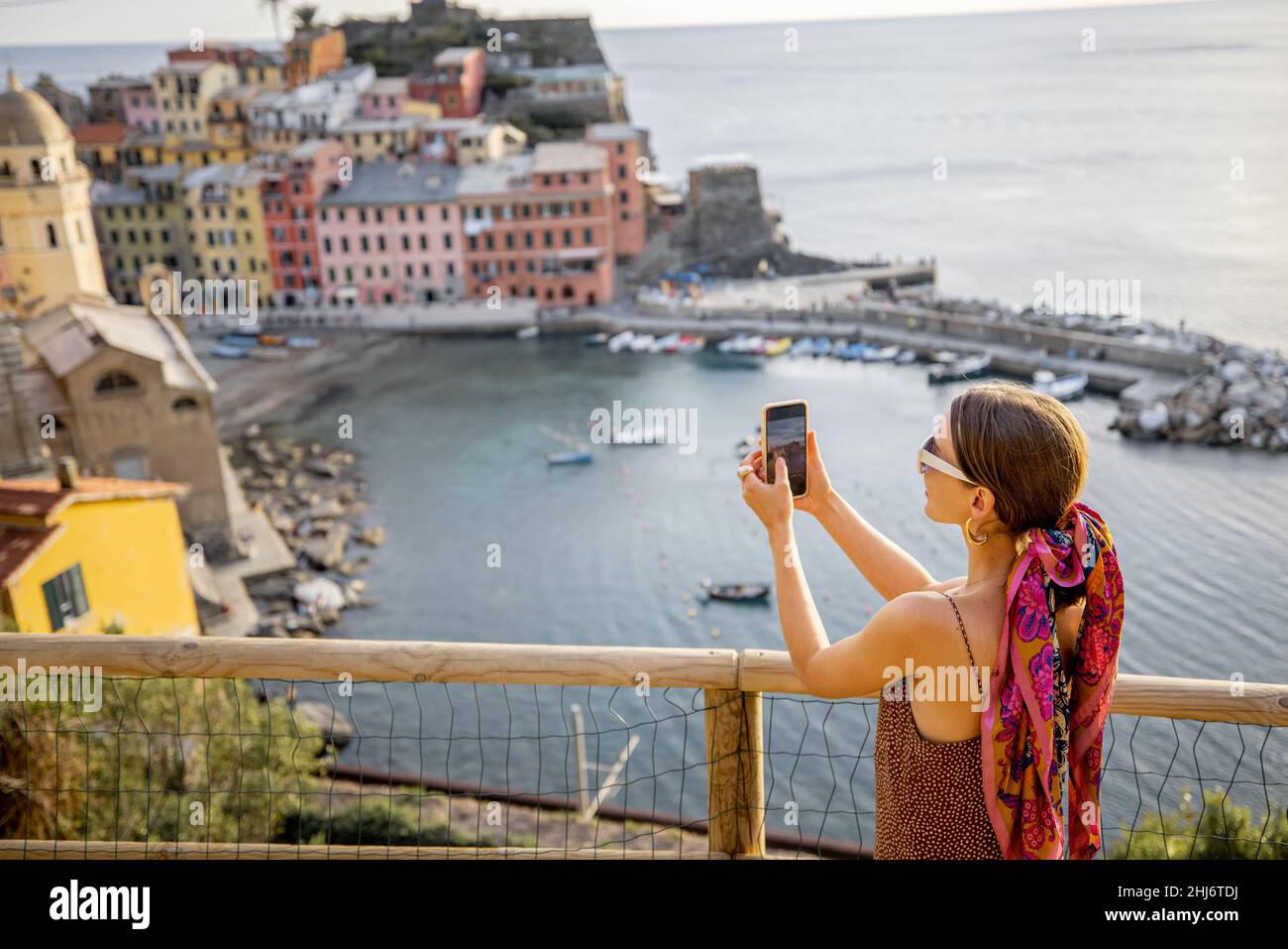 Frau, die berühmte Städte in der Region Cinque Terre im Nordwesten Italiens bereist Stockfoto