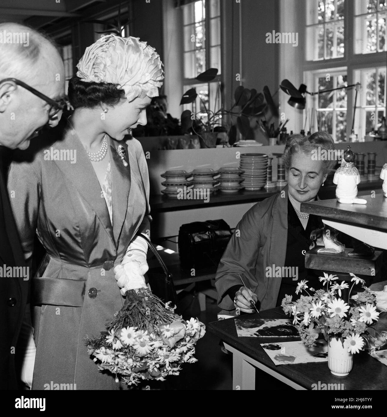 Königin Elizabeth II. Und Prinz Philip, Herzog von Edinburgh, besuchen Dänemark. Königin Elizabeth abgebildet Besuch einer Porzellanfabrik. 23rd Mai 1957. Stockfoto