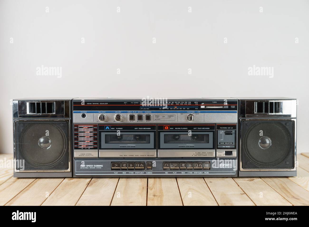 Vintage Audio Cassette deck Ghettoblaster auf hölzernen Tisch. Stockfoto