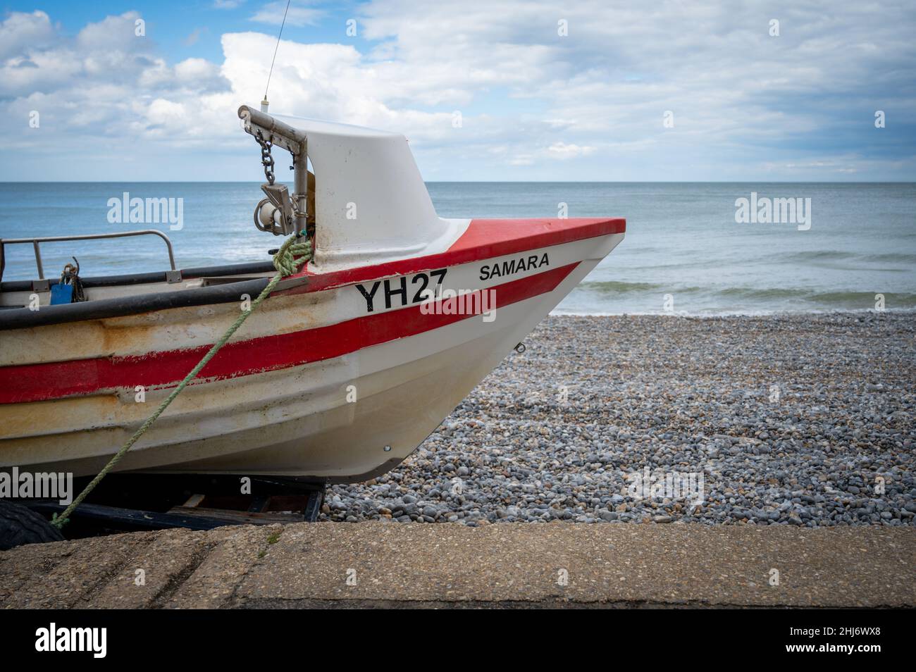 Das Fischerboot Samara YH27 lag am Kiesstrand von Cromer UK Stockfoto