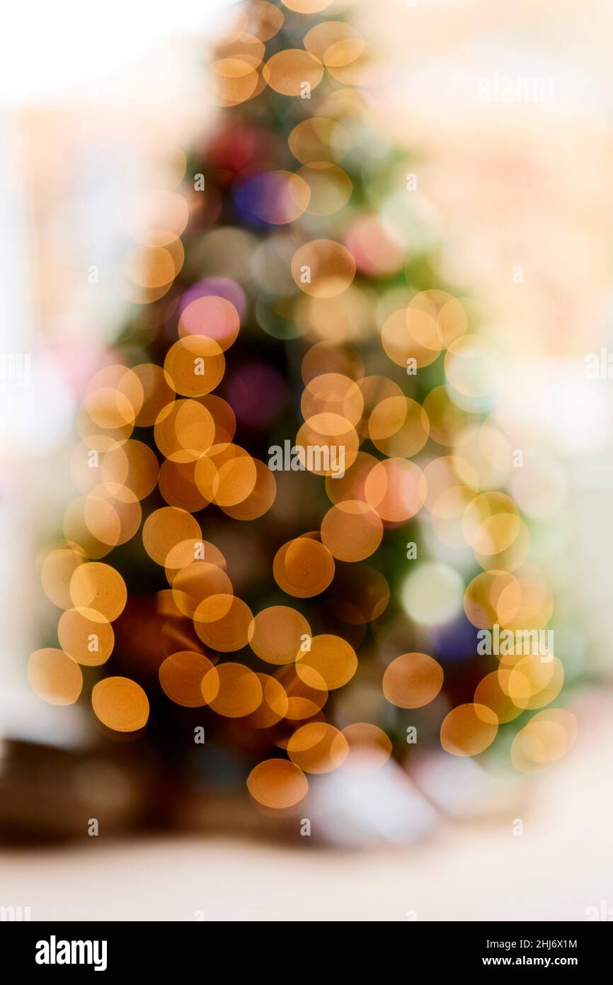 Weihnachtsbaum und Lichter aus dem Fokus Stockfoto