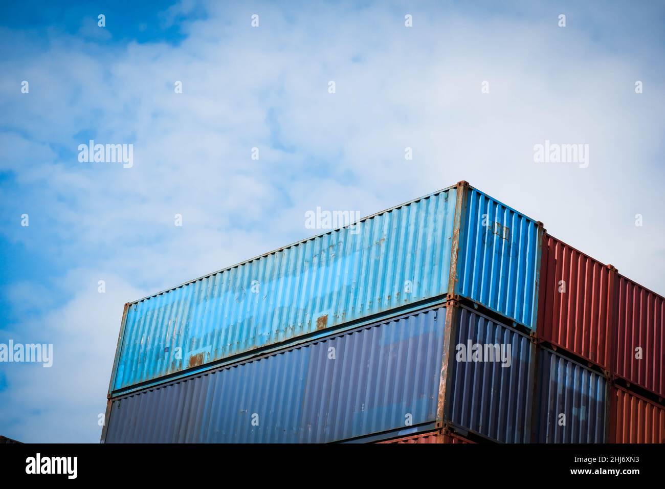 Container Stack High View Hintergrund mit Himmel Stockfoto