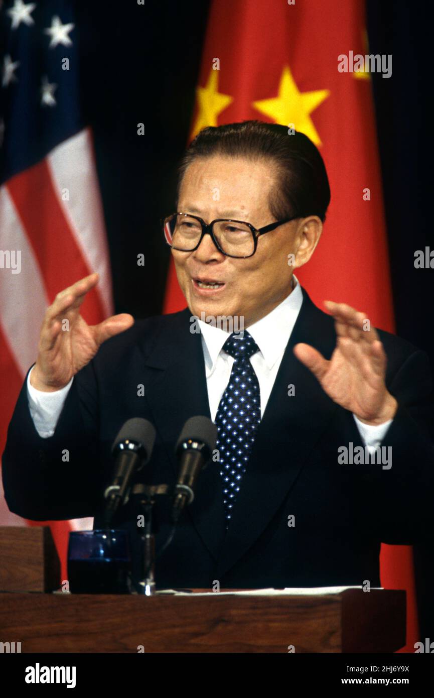 Der chinesische Premierminister Jiang Zemin antwortet auf eine Frage während einer gemeinsamen Pressekonferenz mit US-Präsident Bill Clinton im Ostsaal des Weißen Hauses, am 29. Oktober 1997 in Washington, D.C. Stockfoto