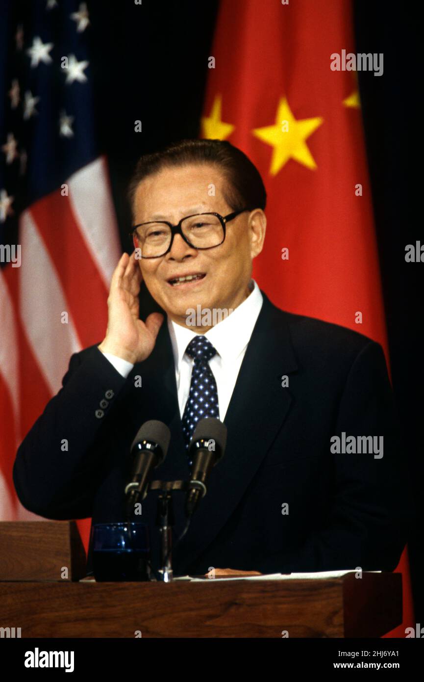 Der chinesische Premierminister Jiang Zemin passt sein Hörstück an, um die Übersetzung einer Frage während einer gemeinsamen Pressekonferenz mit US-Präsident Bill Clinton im Ostsaal des Weißen Hauses am 29. Oktober 1997 in Washington, D.C. zu hören Stockfoto