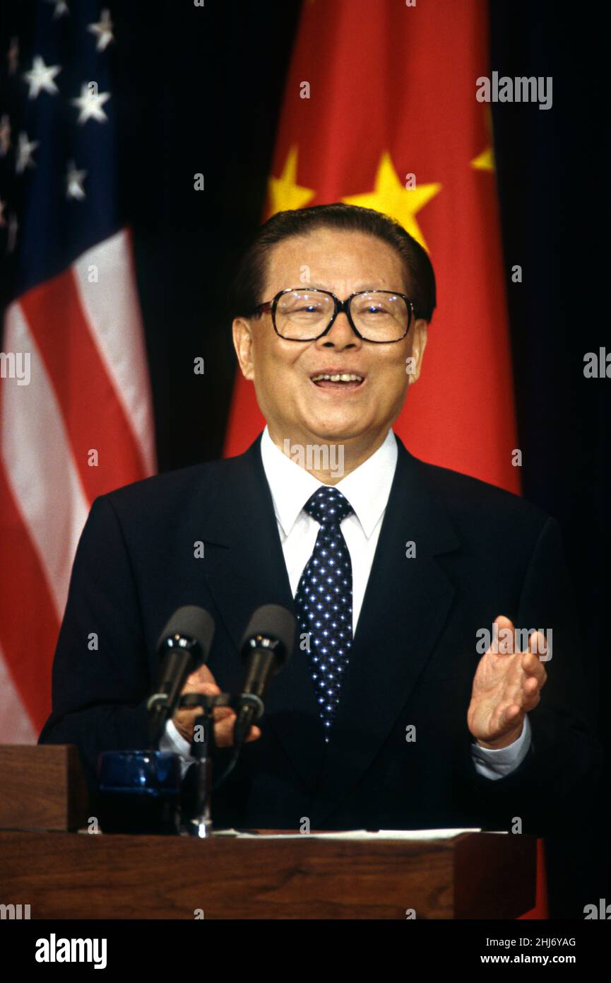 Der chinesische Premierminister Jiang Zemin antwortet auf eine Frage während einer gemeinsamen Pressekonferenz mit US-Präsident Bill Clinton im Ostsaal des Weißen Hauses, am 29. Oktober 1997 in Washington, D.C. Stockfoto