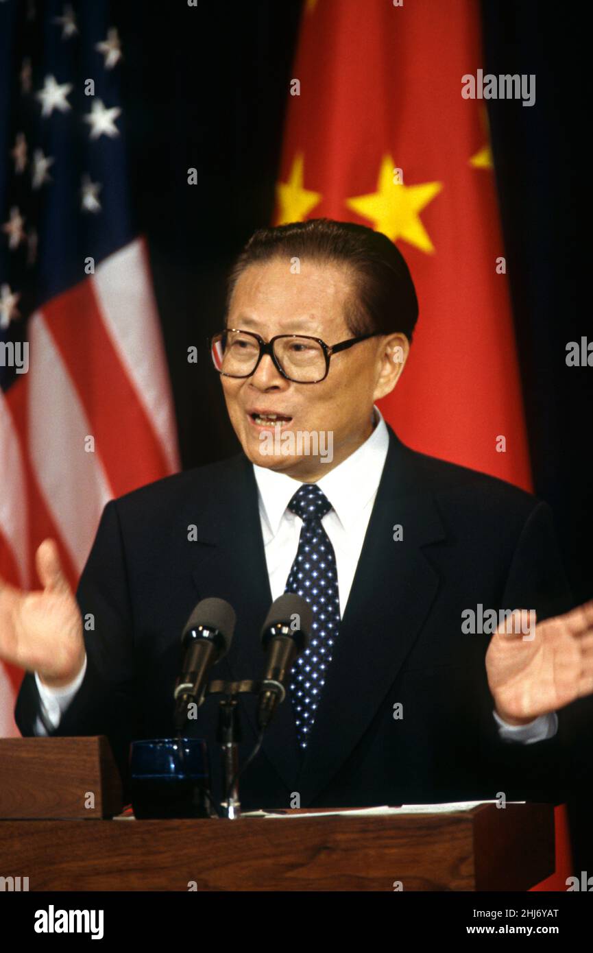 Der chinesische Premierminister Jiang Zemin antwortet auf eine Frage während einer gemeinsamen Pressekonferenz mit US-Präsident Bill Clinton im Ostsaal des Weißen Hauses, am 29. Oktober 1997 in Washington, D.C. Stockfoto