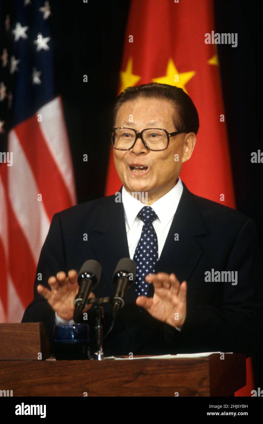 Der chinesische Premierminister Jiang Zemin antwortet auf eine Frage während einer gemeinsamen Pressekonferenz mit US-Präsident Bill Clinton im Ostsaal des Weißen Hauses, am 29. Oktober 1997 in Washington, D.C. Stockfoto