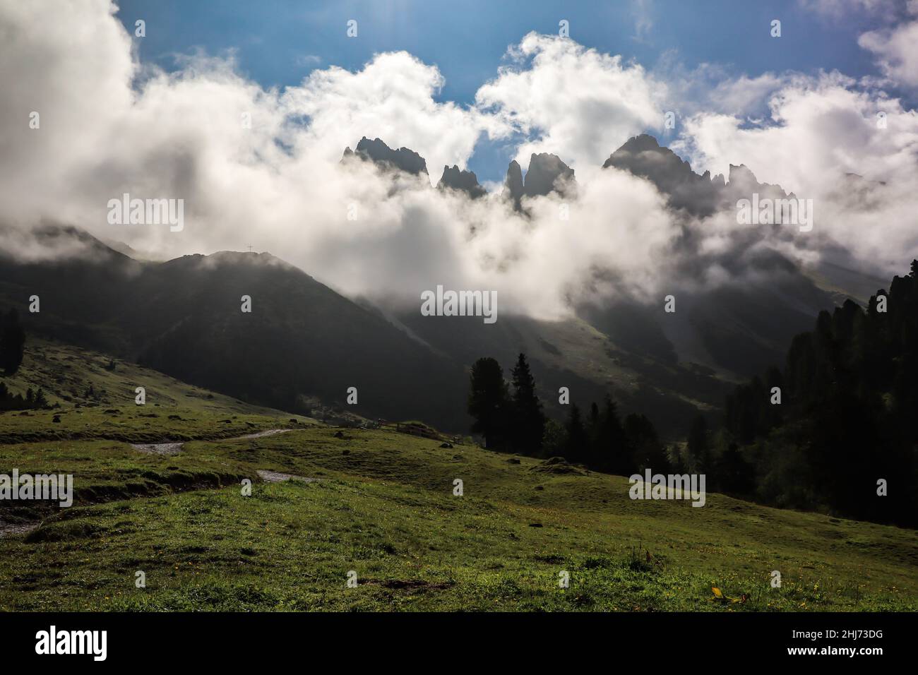 Atemberaubende Aussicht auf die Bergkette Kalkkoegel in Tirol während des sonnigen Sommertages. Felsen in Wolken in den österreichischen Stubaier Alpen. Stockfoto