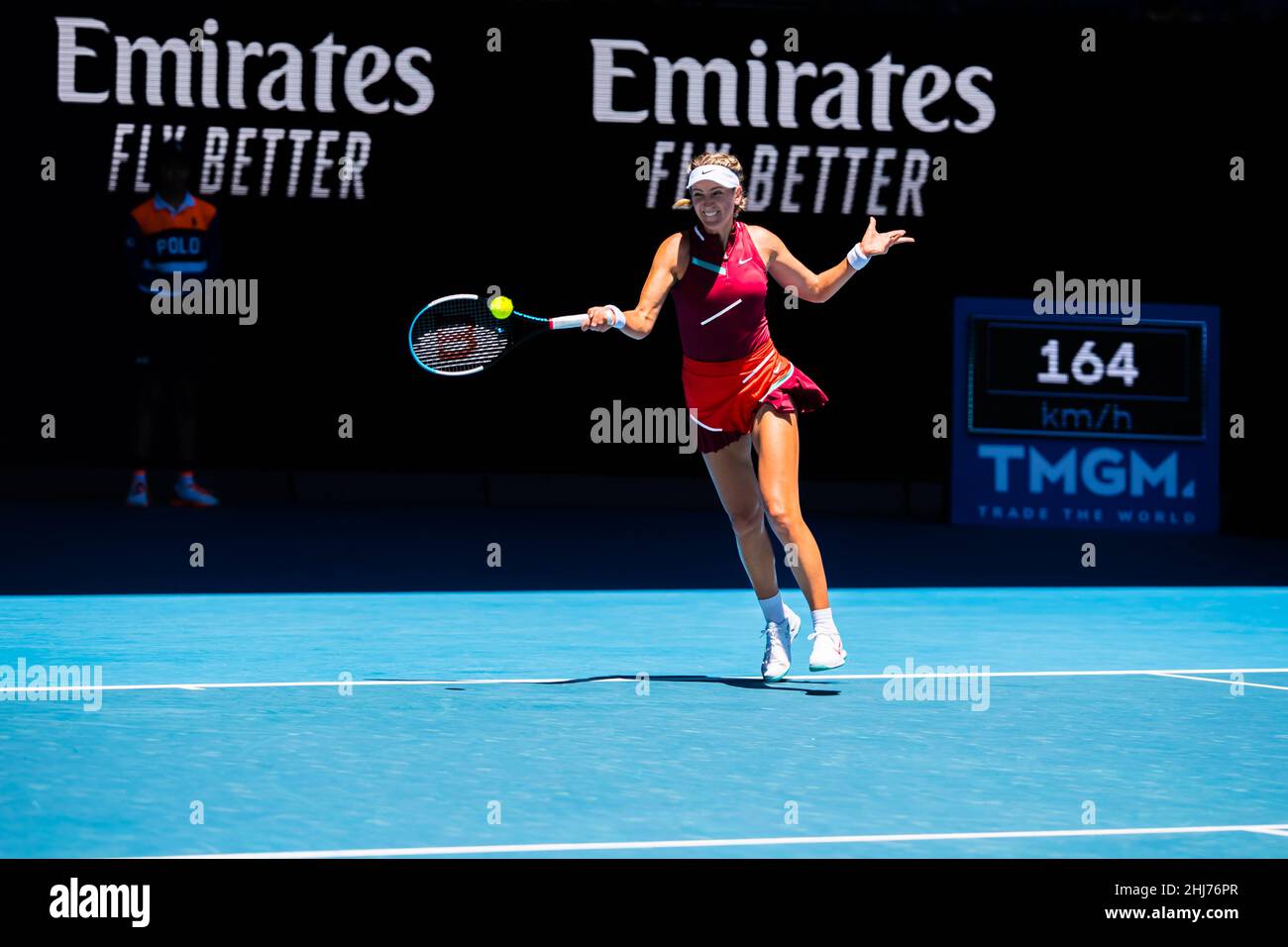 Victoria Azarenka aus Weißrussland in Aktion beim Australian Open 2022 Round 3-Spiel des Grand Slam gegen Barbora Krejcikova aus Tschechien in der Rod Laver Arena im Melbourne Olympic Park.Endstand; Krejcikova gewann in zwei Sätzen mit einem Ergebnis von 6:2. 6:2 gegen Azarenka. Stockfoto