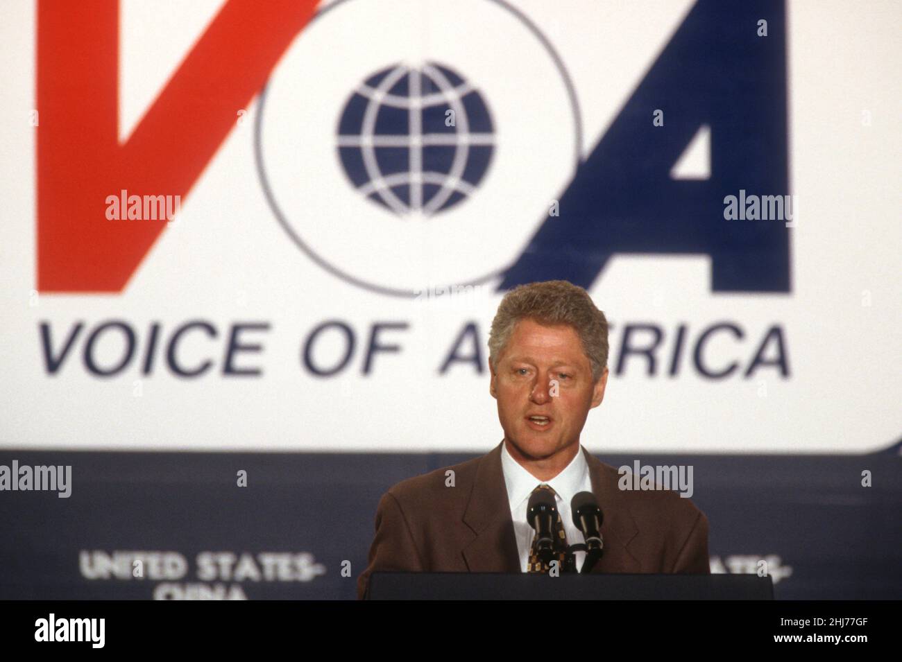 US-Präsident Bill Clinton hält am 24. Oktober 1997 in Washington, D.C. eine außenpolitische Rede zu China und den nationalen Interessen vor dem Hauptquartier der Voice of America. Clinton verteidigte seinen Drücker für bessere Beziehungen zu China. Stockfoto
