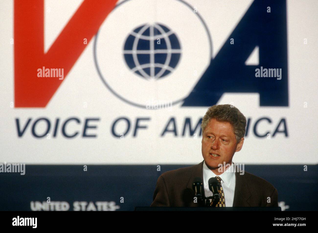 US-Präsident Bill Clinton hält am 24. Oktober 1997 in Washington, D.C. eine außenpolitische Rede zu China und den nationalen Interessen vor dem Hauptquartier der Voice of America. Clinton verteidigte seinen Drücker für bessere Beziehungen zu China. Stockfoto