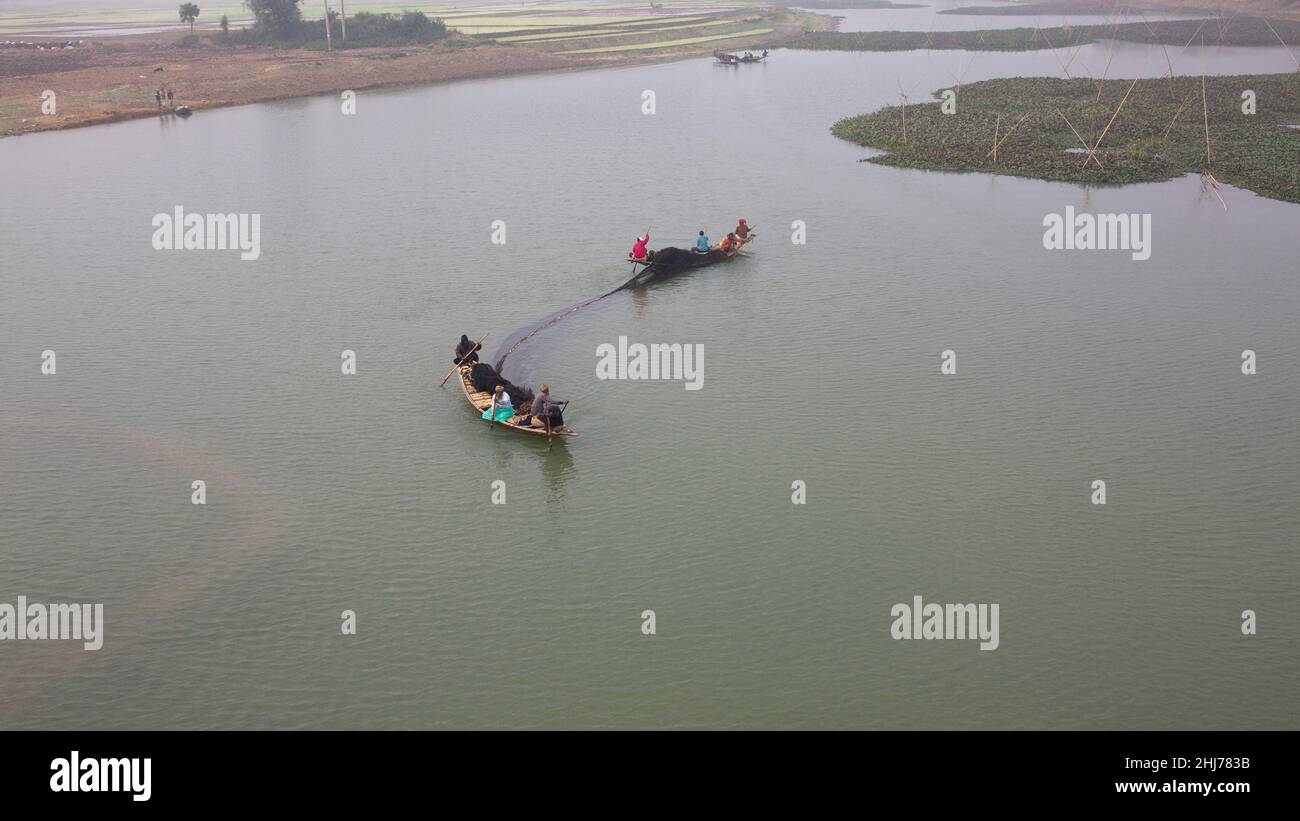 26. Januar 2022, Rajshahi, Rajshahi, Bangladesch: Flussfische sind die Hauptquelle der Lebensgrundlage dieser Fischer. Ihr Einkommen ist aufgrund des Rückgangs der Fische im Winter gesunken. (Bild: © Habibun Nabi/ZUMA Press Wire) Stockfoto