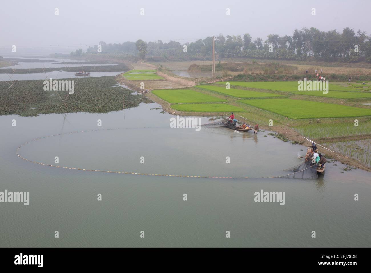 26. Januar 2022, Dhaka, Dhaka, Bangladesch: Flussfische sind die Hauptquelle der Lebensgrundlage dieser Fischer. Ihr Einkommen ist aufgrund des Rückgangs der Fische im Winter gesunken. (Bild: © Habibun Nabi/ZUMA Press Wire) Stockfoto