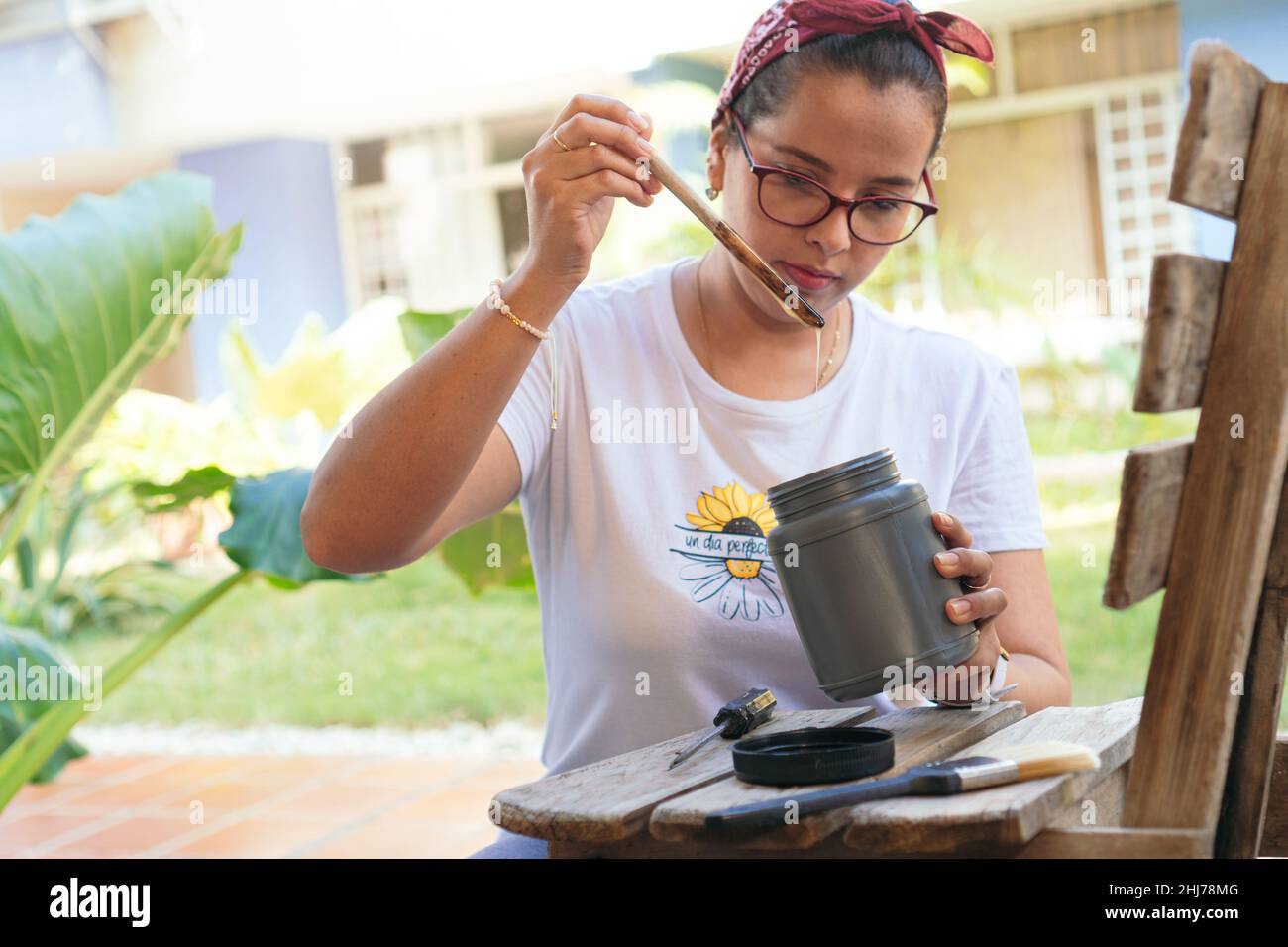 Frau Überprüft Den Farbfluss Vor Der Arbeit Stockfoto