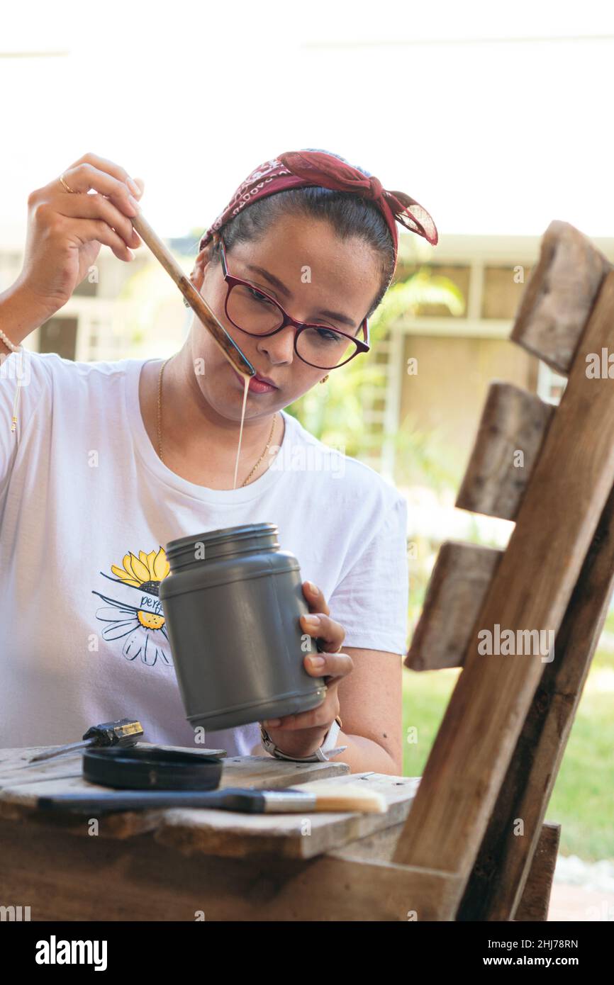 Hispanische Frau Überprüft Den Farbfluss Vor Der Arbeit Stockfoto