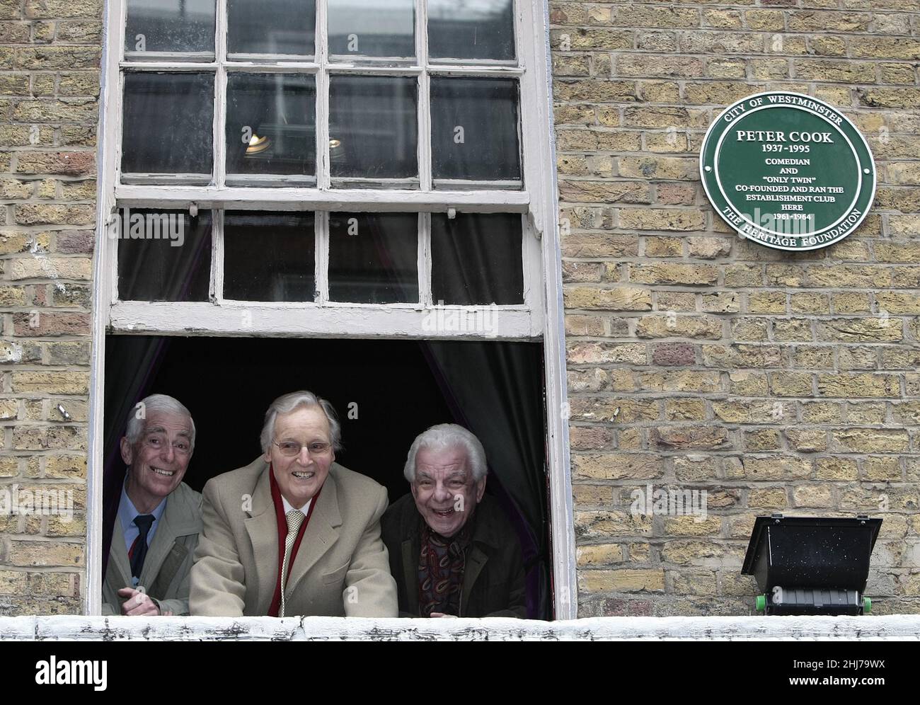 Datei-Foto vom 15/02/09 von Barry Cryer (rechts), dem Fernsehmoderator Nichola Parsons (Mitte) und dem Komiker Jo Goodman (links) am Fenster des Standorts in der Greek Street, Soho, wo der Establishment Club von Peter Cook mit der Enthüllung einer grünen Gedenktafel von Westminster im Zentrum von London gefeiert wurde. Der erfahrene Comedy-Autor und Performer Barry Cryer ist im Alter von 86 Jahren verstorben. Ausgabedatum: Donnerstag, 27. Januar 2022. Stockfoto