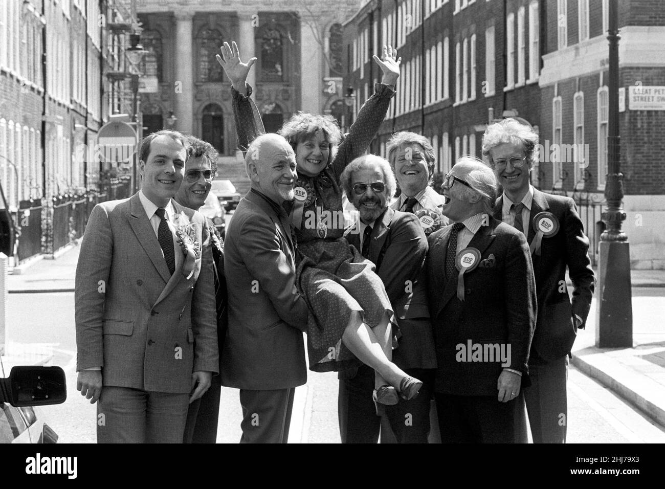 Datei-Foto vom 11/05/83 von Frau Shirley Williams, Präsidentin der Sozialdemokratischen Partei, die Unterstützung von den Stars der SDP-Headquaters erhielt (von links nach rechts) Simon Cadell, Robert Powell, Steve Race, Barry Cryer, Denis Quilley, Richard Attenborough und Bamber Gascoigne. Der erfahrene Comedy-Autor und Performer Barry Cryer ist im Alter von 86 Jahren verstorben. Ausgabedatum: Donnerstag, 27. Januar 2022. Stockfoto