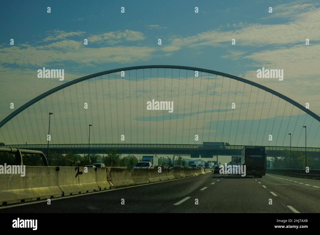Reggio-Emilia, Italien: Brücke über die Autobahn A1 - Casello A1 Autobahn Reggio Emilia. Blick von Santiago Calatrava auf die Autostrada A1 Stockfoto