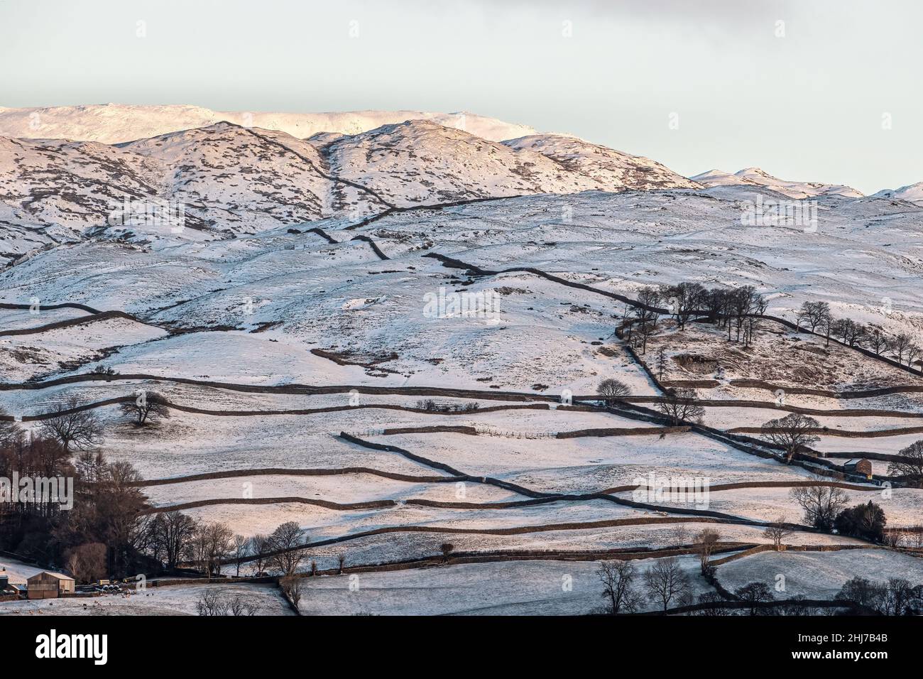 Schnee auf den Feldern und Fjells von Cumbria Stockfoto