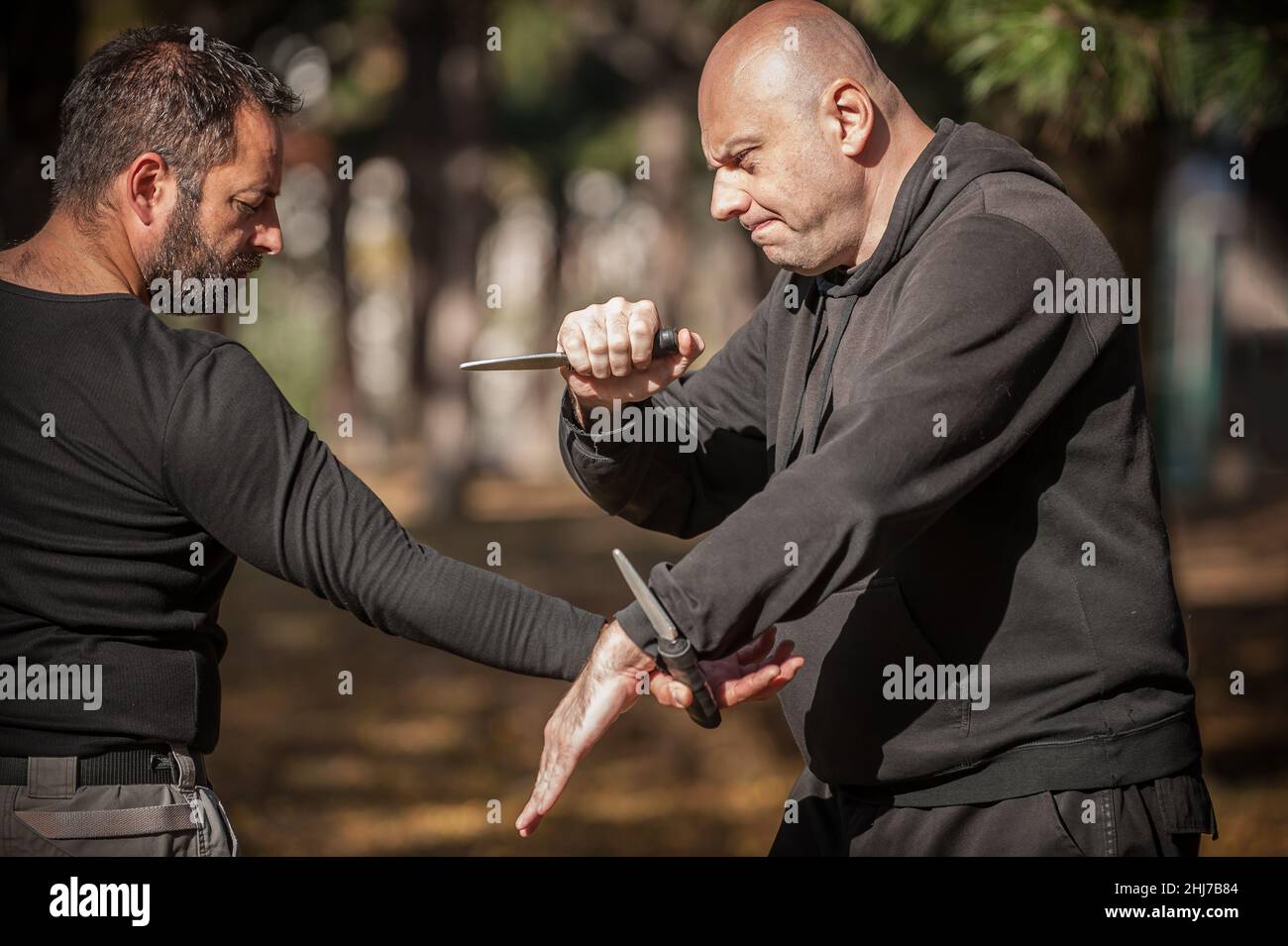 Kampf zwischen Messer und Messer. Kapap-Instruktoren demonstrieren die Übungsmethode für Sombrada-Übungen. Demonstration der Waffentwaffentechniken Stockfoto