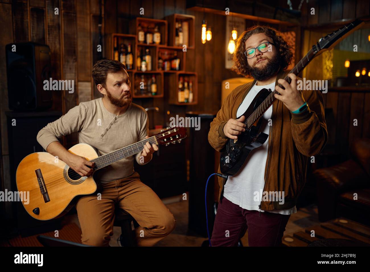 Musiklehrer beim Melodiespielen auf der E-Gitarre Stockfoto