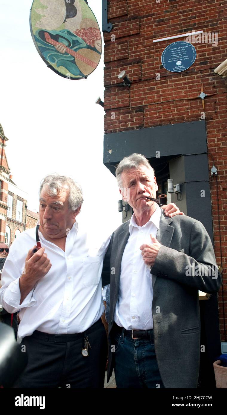 Graham Chapman von Monty Python Fame hatte eine blaue Plakette Setzen Sie sich heute für das Angel Inn in Highgate ein Die Enthüllung waren alte Python Chums Michael Stockfoto