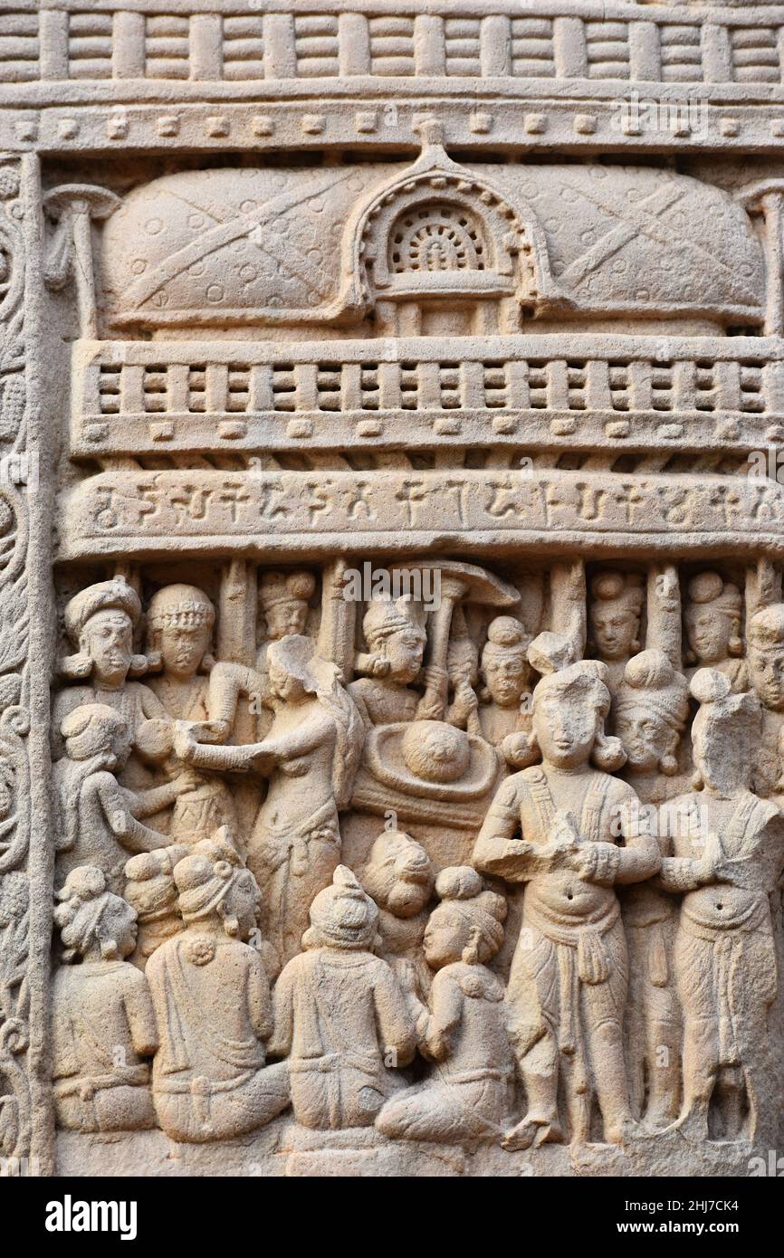 Stupa Nr. 1, Südtor, linke Säule, Innenseite Tafel 3 :Kopfschmuck als Objekt, das in der Mitte der Tafel angebetet wird. Weltkulturerbe, Sanchi, Ma Stockfoto