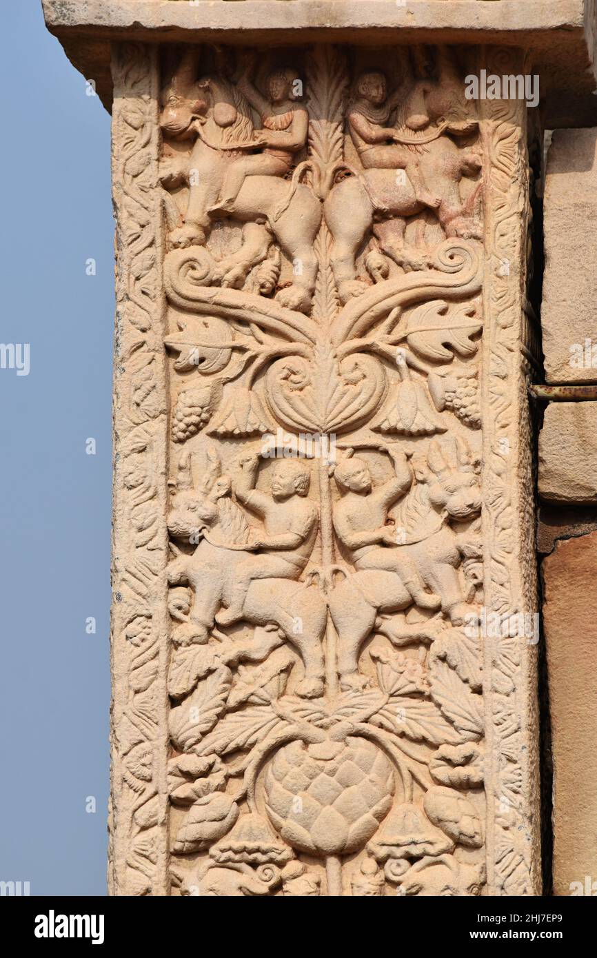 Stupa No 1, West Gateway, rechte Säule außen Gesicht : geschnitzte Details von Tieren und Menschen. Weltkulturerbe, Sanchi, Madhya Pradesh, Indien Stockfoto