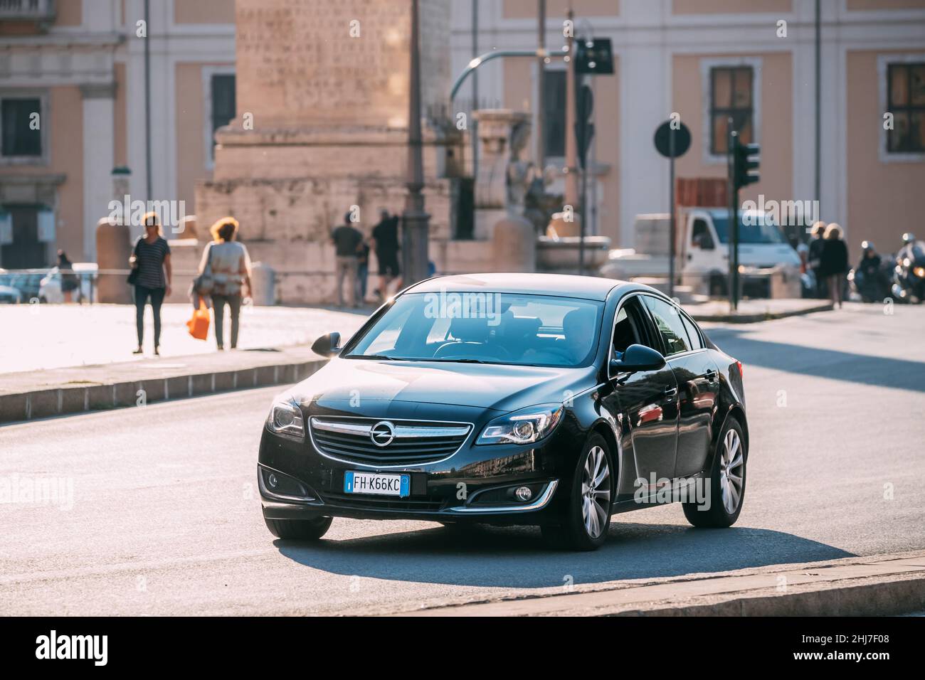 Schwarzer Opel Insignia mit Facelifting in der First Generation Moving at Street. Stockfoto
