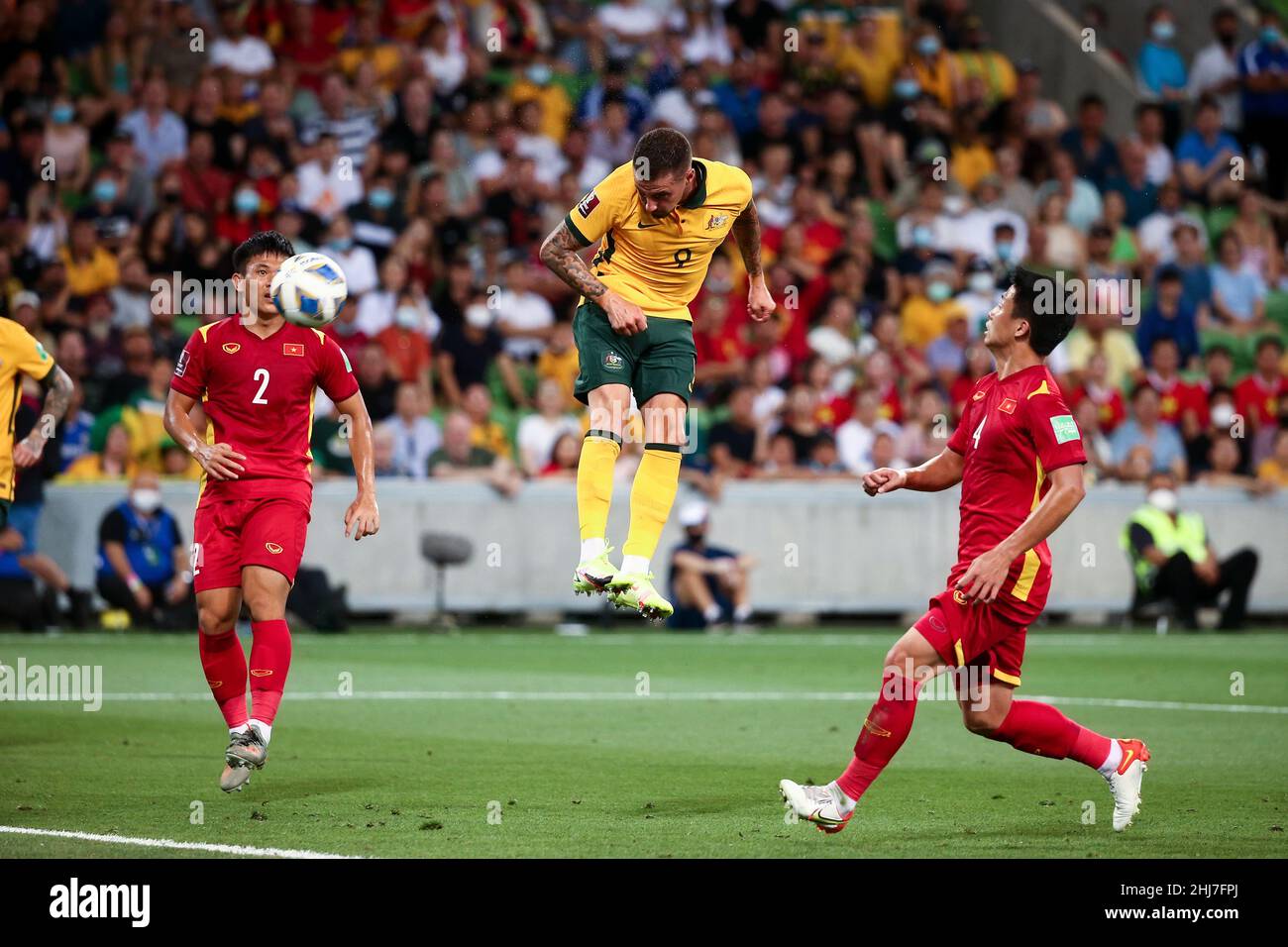 Melbourne, Australien, 27. Januar 2022. Jamie Maclaren von den australischen Socceroos geht nach oben und führt den Ball für ein Tor während des WM-Qualifier-Fußballspiels zwischen Australien Socceroos und Vietnam. Kredit: Dave Hewison/Speed Media/Alamy Live Nachrichten Stockfoto