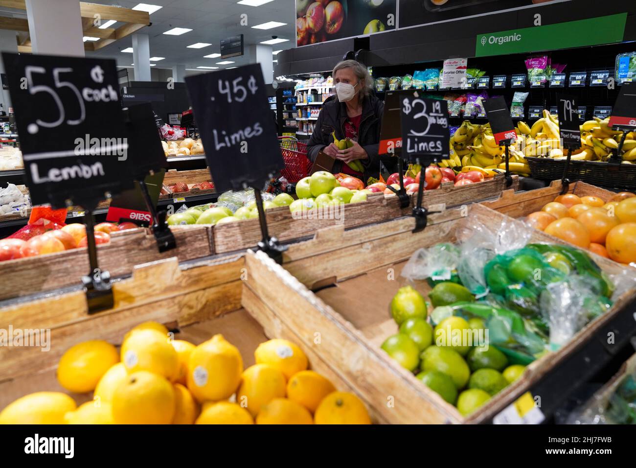 Washington, USA. 12th Januar 2022. Ein Kunde kauft in einem Geschäft in New York, USA, 12. Januar 2022. Quelle: Wang Ying/Xinhua/Alamy Live News Stockfoto
