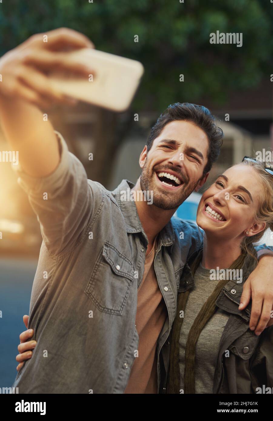 Paare, die zusammen lachen, halten zusammen. Aufnahme eines jungen Paares, das in der Stadt ein Selfie gemacht hat. Stockfoto