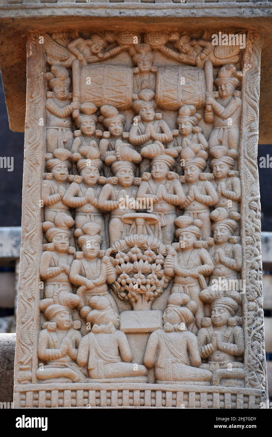 Stupa Nr. 1, Nordtor, rechte Säule, Frontplatte 1: Buddha ließ einen Mangobaum in eine große Höhe wachsen und überraschte die sechs ketzerischen te Stockfoto