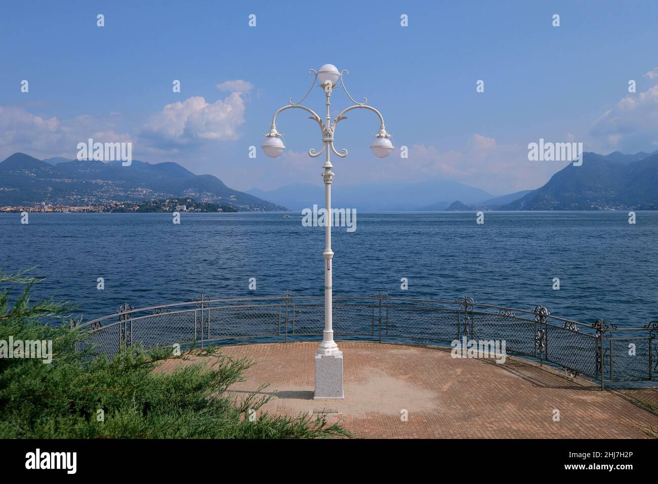 Reisen, Europa, Italien, Piemont; Alte Laterne am Lago Maggiore. Stockfoto