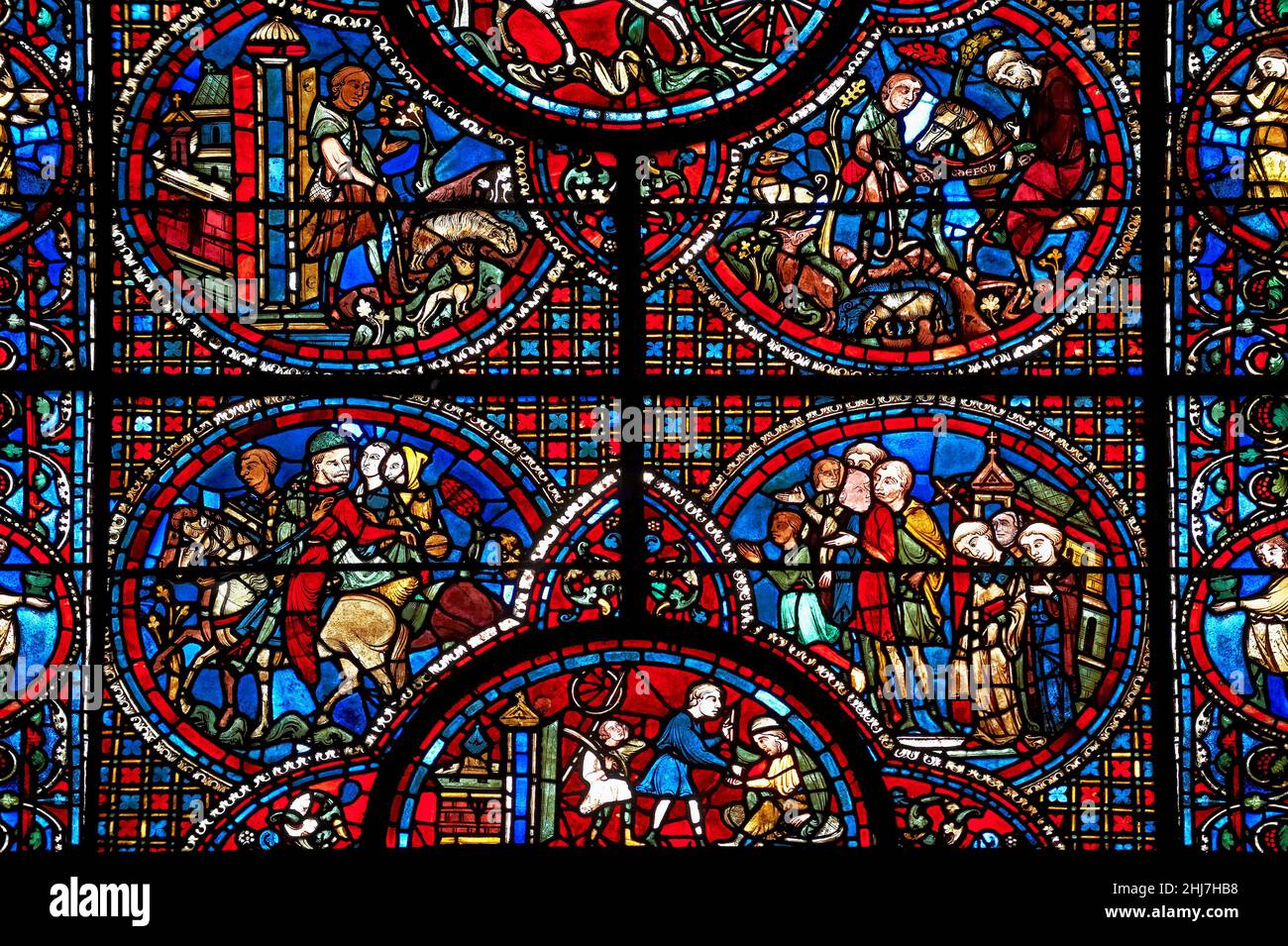 Mittelalterliches Buntglasfenster der gotischen Kathedrale von Chartres, Frankreich - gewidmet dem Leben von St. Lubin. Mittlere untere Verkleidung - Unterschriftenleiste ( Stockfoto