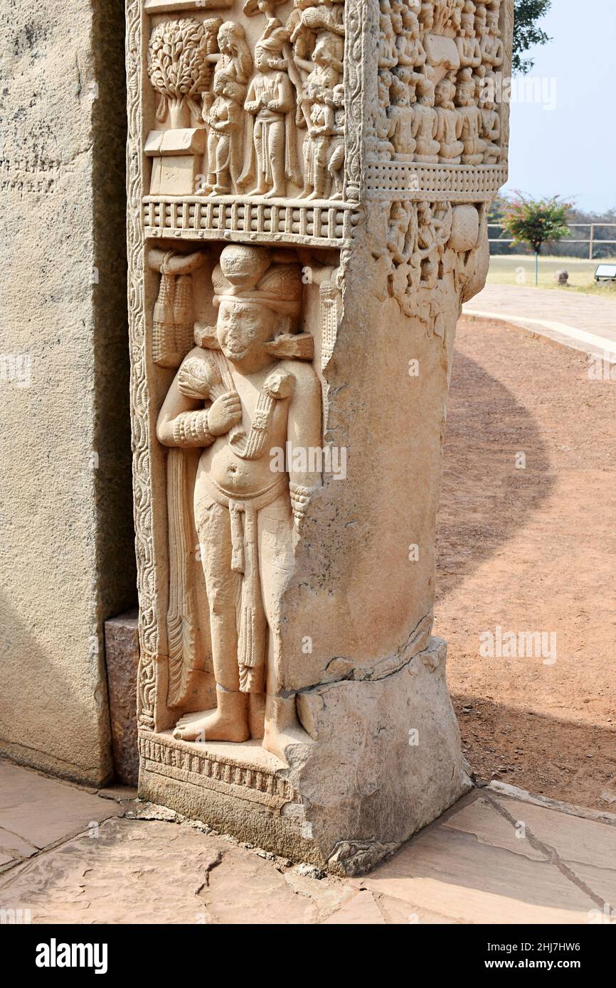 Stupa Nr. 1, Nord-Gateway, rechte Säule, Innenseite Frontplatte 4: Dwarapala oder Wächter in Dhoti und schweren Ohrringen gekleidet. Die Große Stupa, Weltkulturerbe Stockfoto