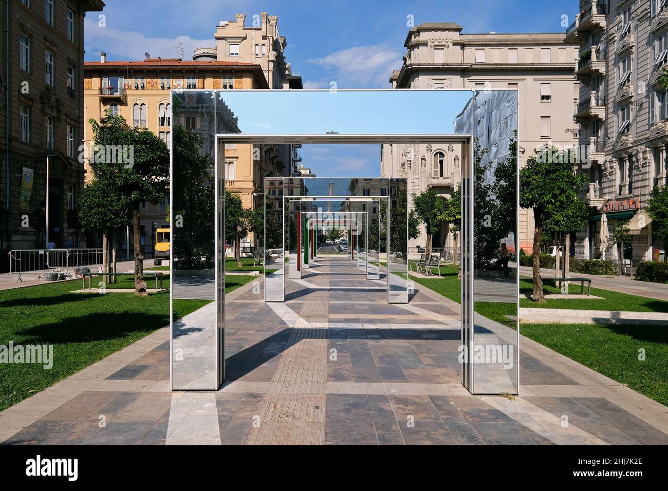 Skulpturbögen des französischen Künstlers Daniel Buren auf der Piazza Giuseppe Verdi in La Spezia. Stockfoto