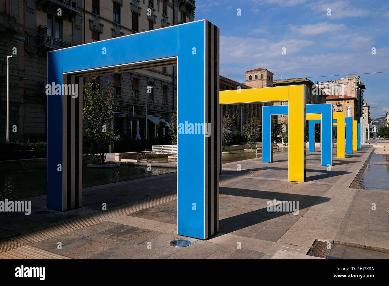 Skulpturbögen des französischen Künstlers Daniel Buren auf der Piazza Giuseppe Verdi in La Spezia. Stockfoto
