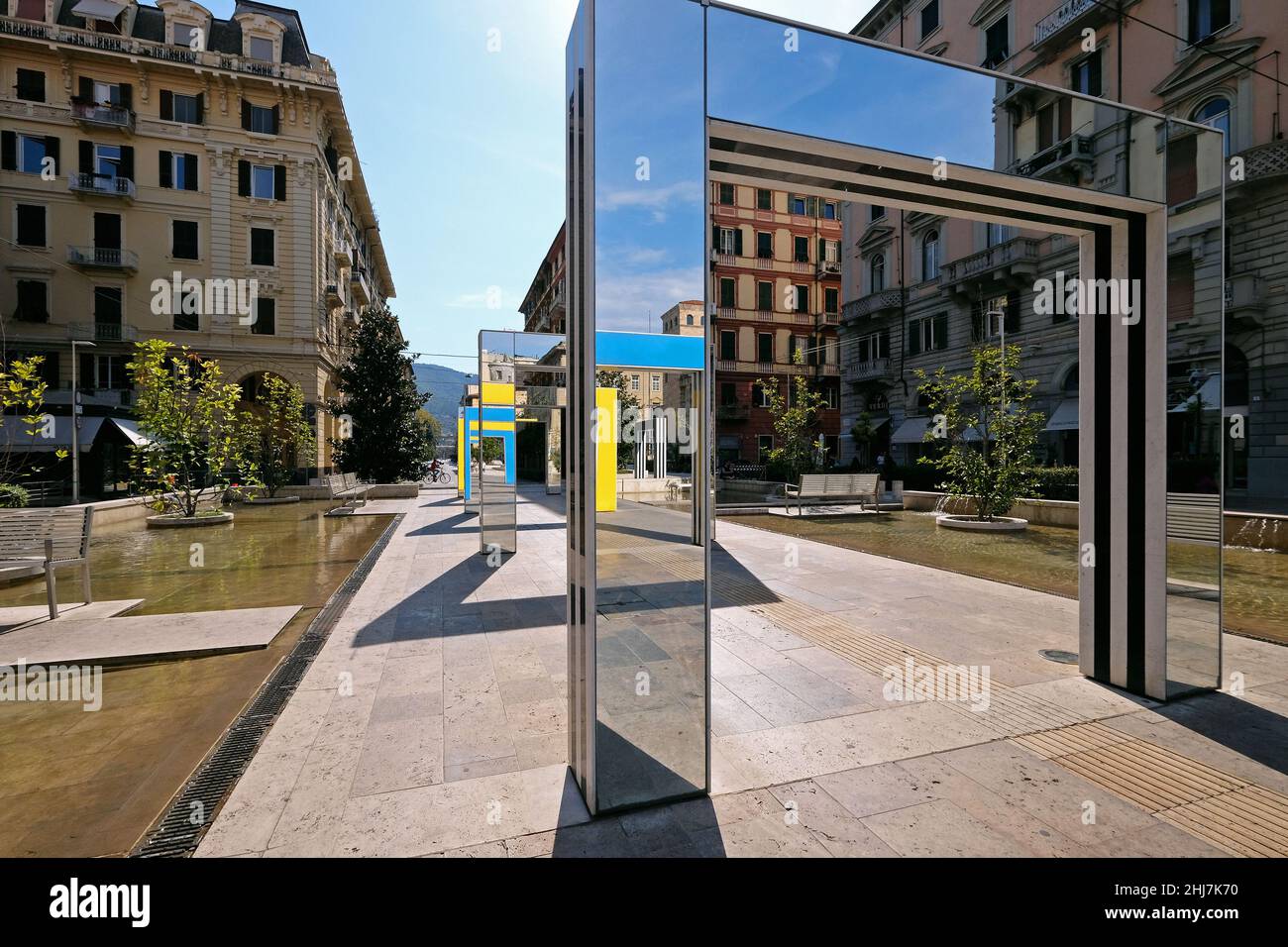 Skulpturbögen des französischen Künstlers Daniel Buren auf der Piazza Giuseppe Verdi in La Spezia. Stockfoto