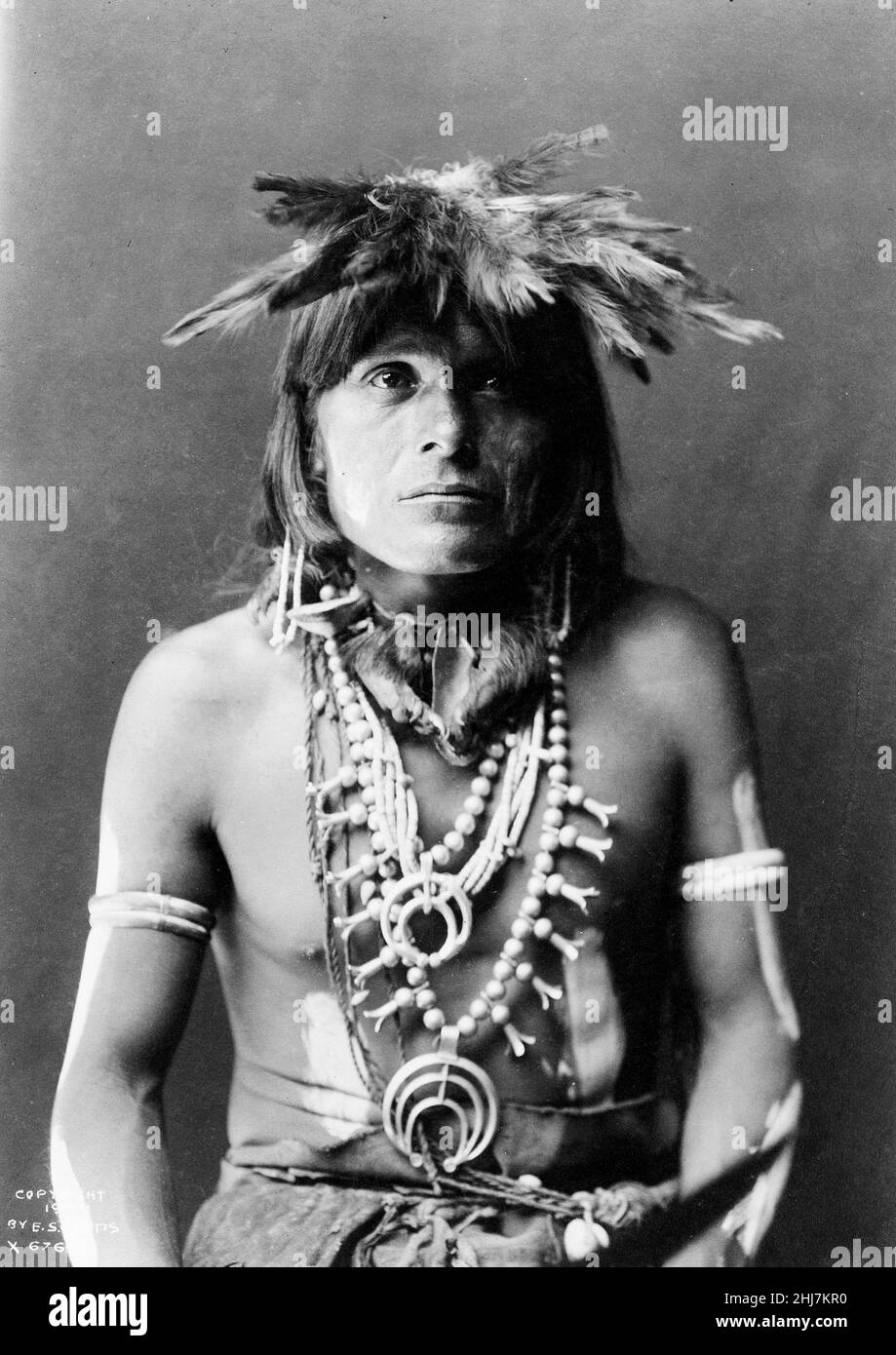TeV GUI, ein Hopi Snake Chef, halblanges Porträt in zeremoniellem Kleid für Antilopenpriester im Schlangentanz. Curtis, Edward S, Fotograf. C 1900. Stockfoto