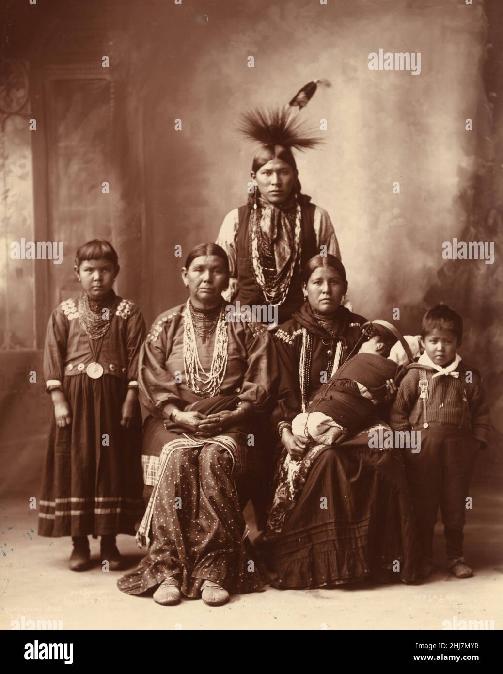 Antike und Vintage-Foto - indianer / Indianer - Sauk Indianer Familienportrait) - Foto von F.A. Rinehart, Omaha 1899. Stockfoto