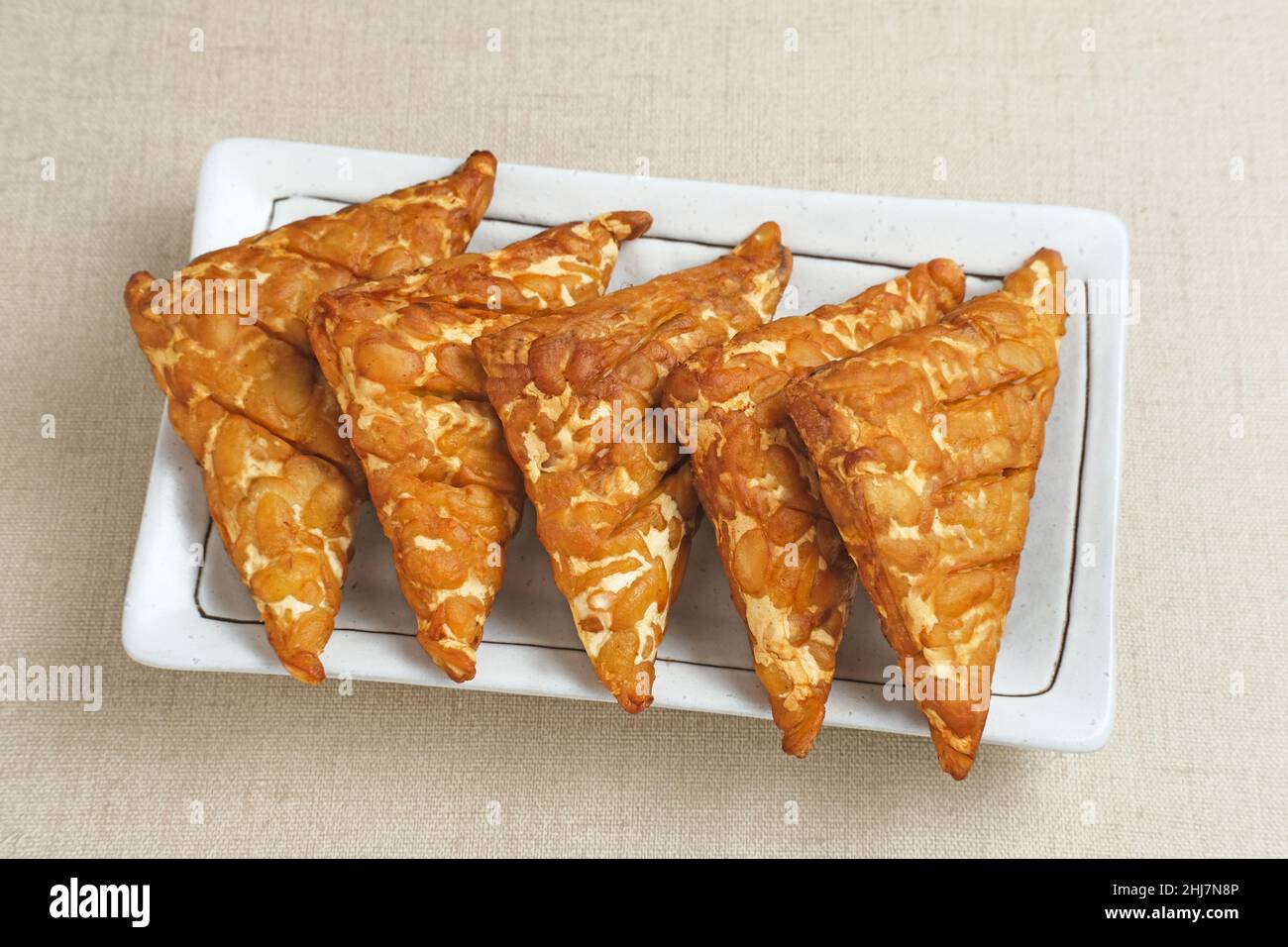 Tempeh, Tempe Goreng oder Fried Tempeh ist ein traditionelles indonesisches Essen, das aus fermentierten Sojabohnensamen hergestellt wird. Stockfoto