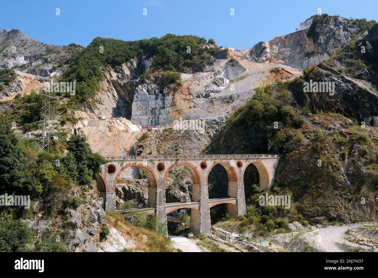 Historische Ponti di Vara Brücke im Marmorsteinbaugebiet von Carrara. Stockfoto