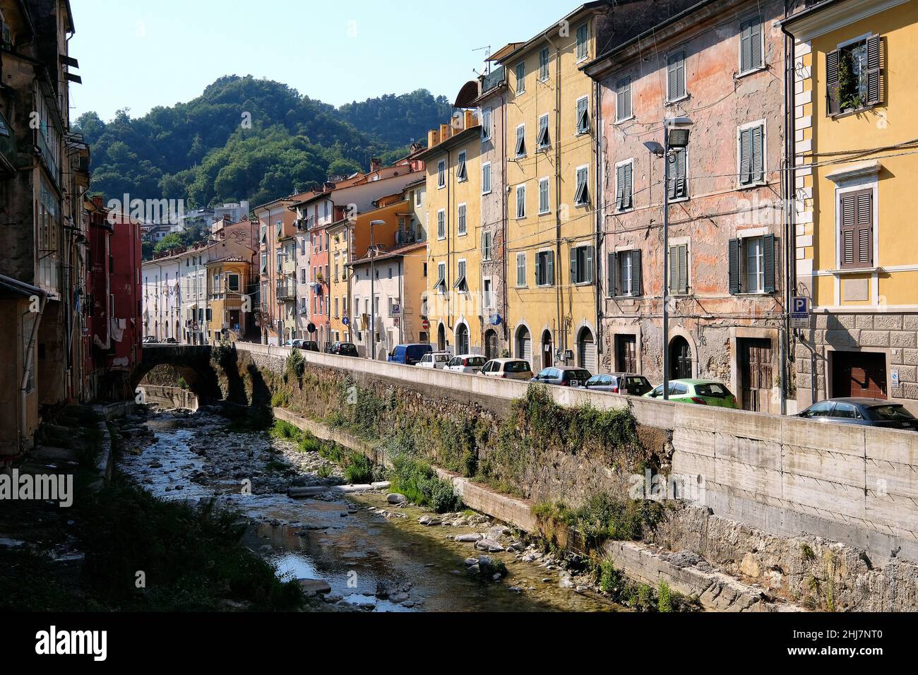 Massa am Fuße der Marmorberge von Carrara. Stockfoto