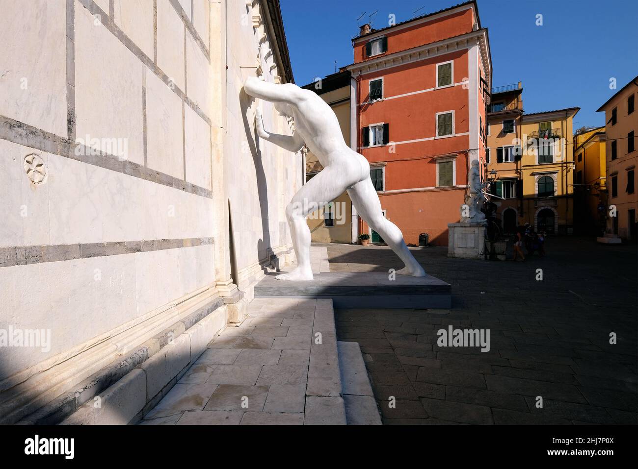 Temporäre Skulptur Herr Arbitrium am Duomo di Carrara in Massa. Stockfoto